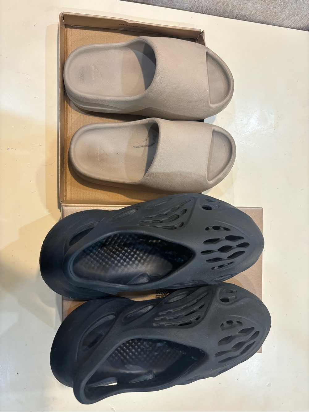Yeezy Beige Slide and Black Foam runner runners Duo